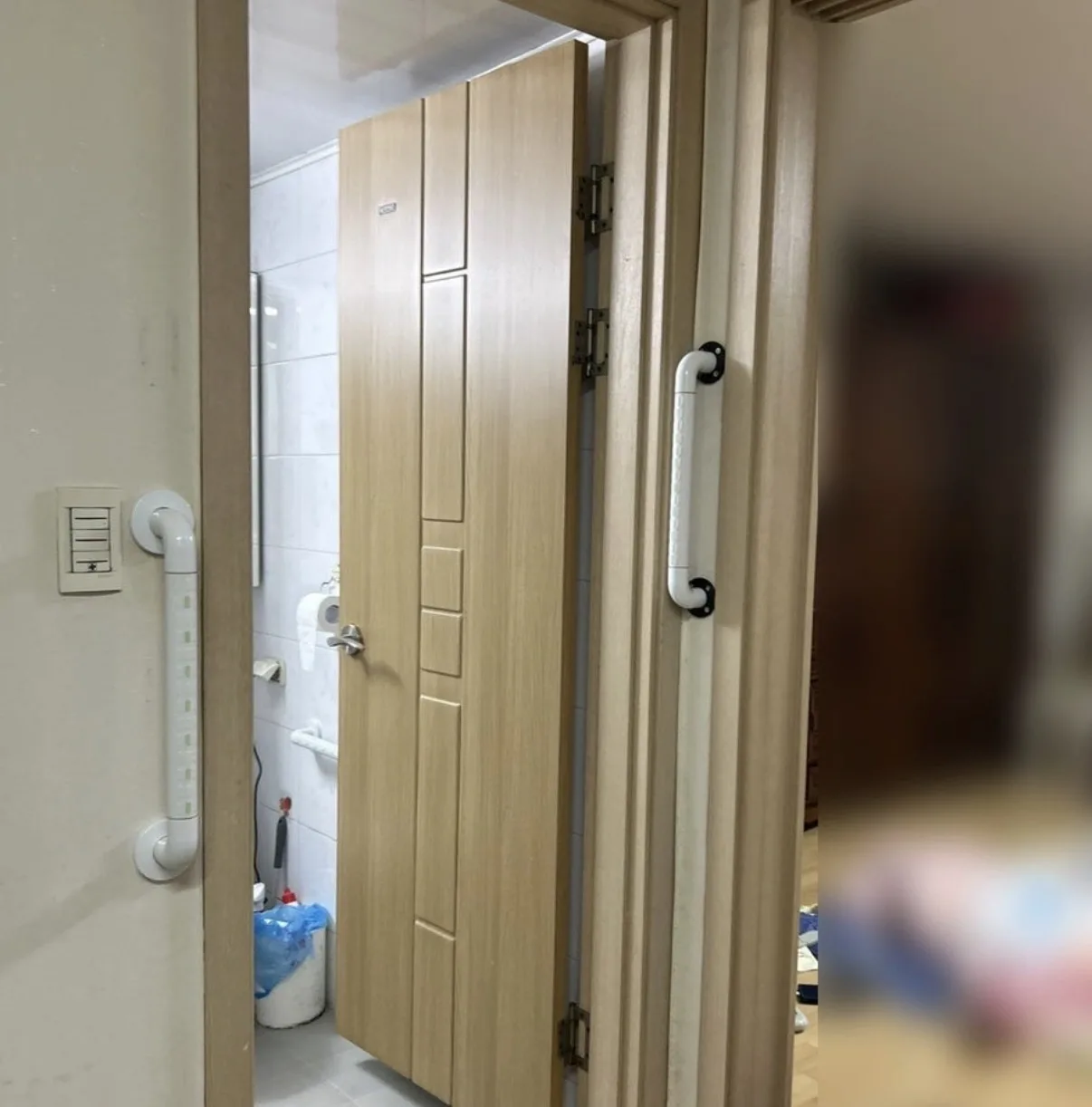 어르신 사는 집 안전 개조 가이드 — 방문 양쪽 문틀에 단 세로 손잡이