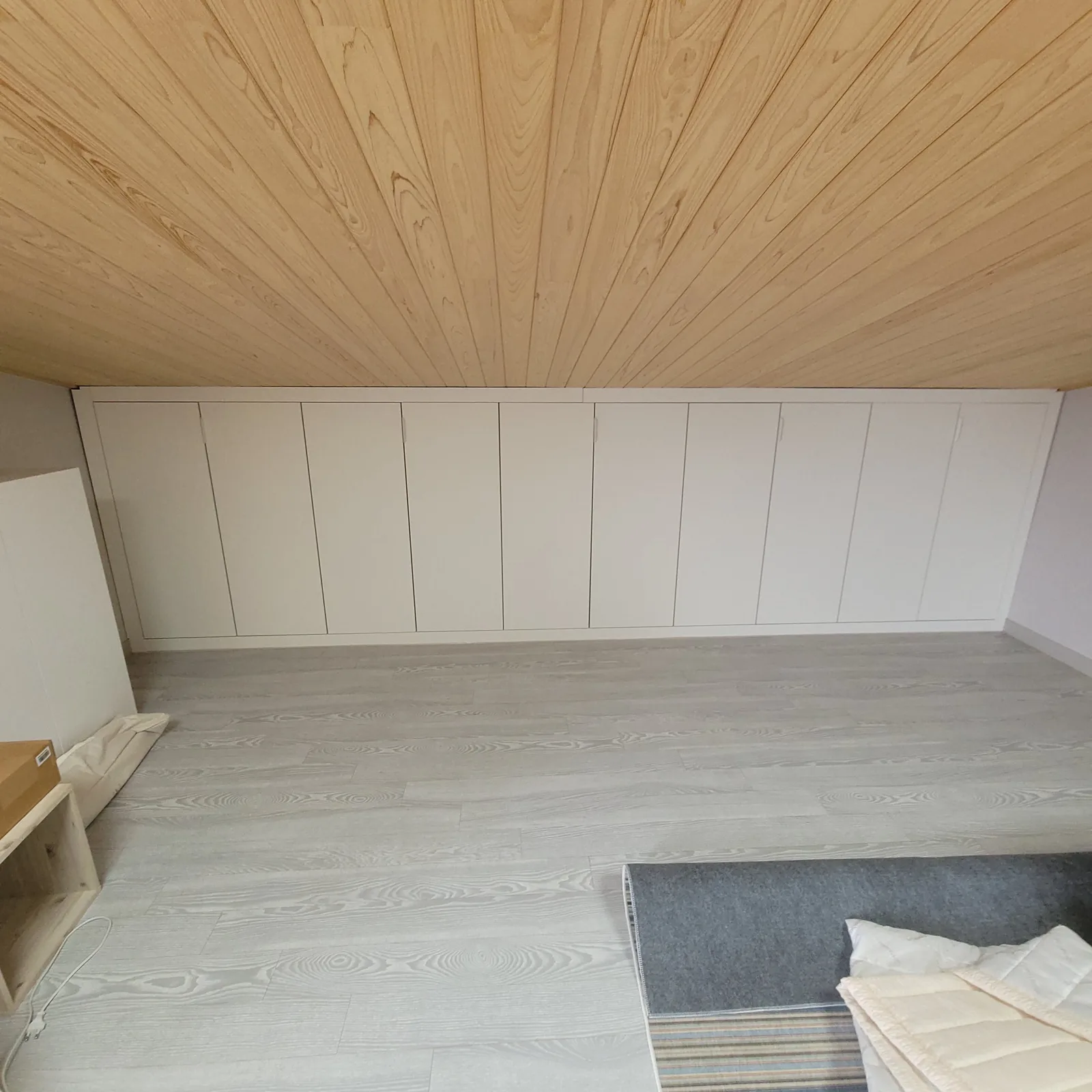 다락 경사면 아래에 맞춰 짠 수납장 맞춤선반 제작·설치 — 다락 경사면 아래에 맞춰 짠 수납장