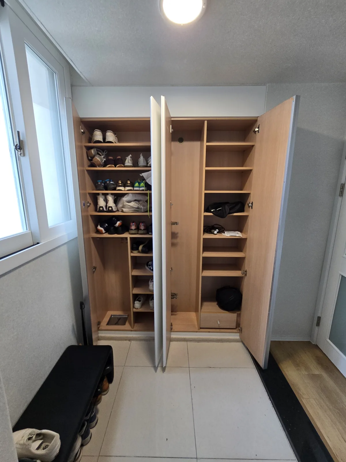 문을 열어 둔 현관 신발장 안쪽 현관 슈드레서(신발 관리기) 빌트인 설치 — 문을 열어 둔 현관 신발장 안쪽