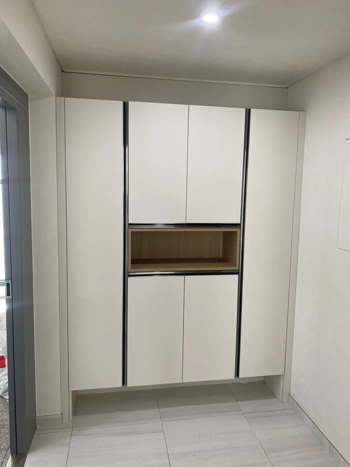 가운데 오픈 칸을 둔 흰 신발장 문짝 신발장 문짝 교체·리폼 — 가운데 오픈 칸을 둔 흰 신발장 문짝